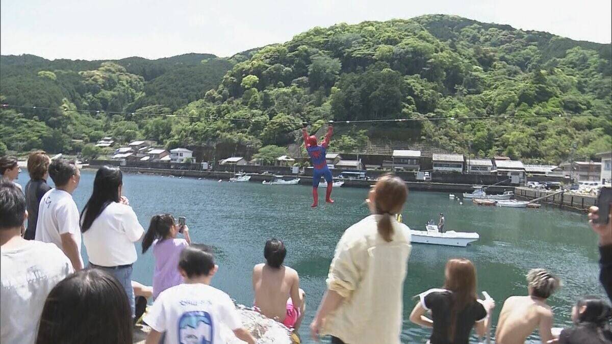 ロープにぶら下がり…渡った距離を競う！｢海上綱渡り大会｣ “スパイダーマン”姿の男性が娘の声援受け3連覇 記録は去年と同じ33ｍ 二木島漁港 三重・熊野市