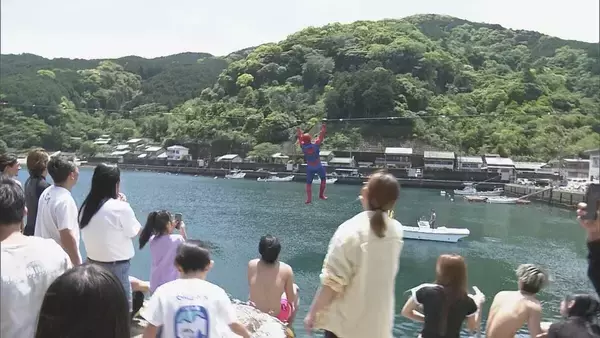 「ロープにぶら下がり…渡った距離を競う！｢海上綱渡り大会｣ “スパイダーマン”姿の男性が娘の声援受け3連覇 記録は去年と同じ33ｍ 二木島漁港 三重・熊野市」の画像