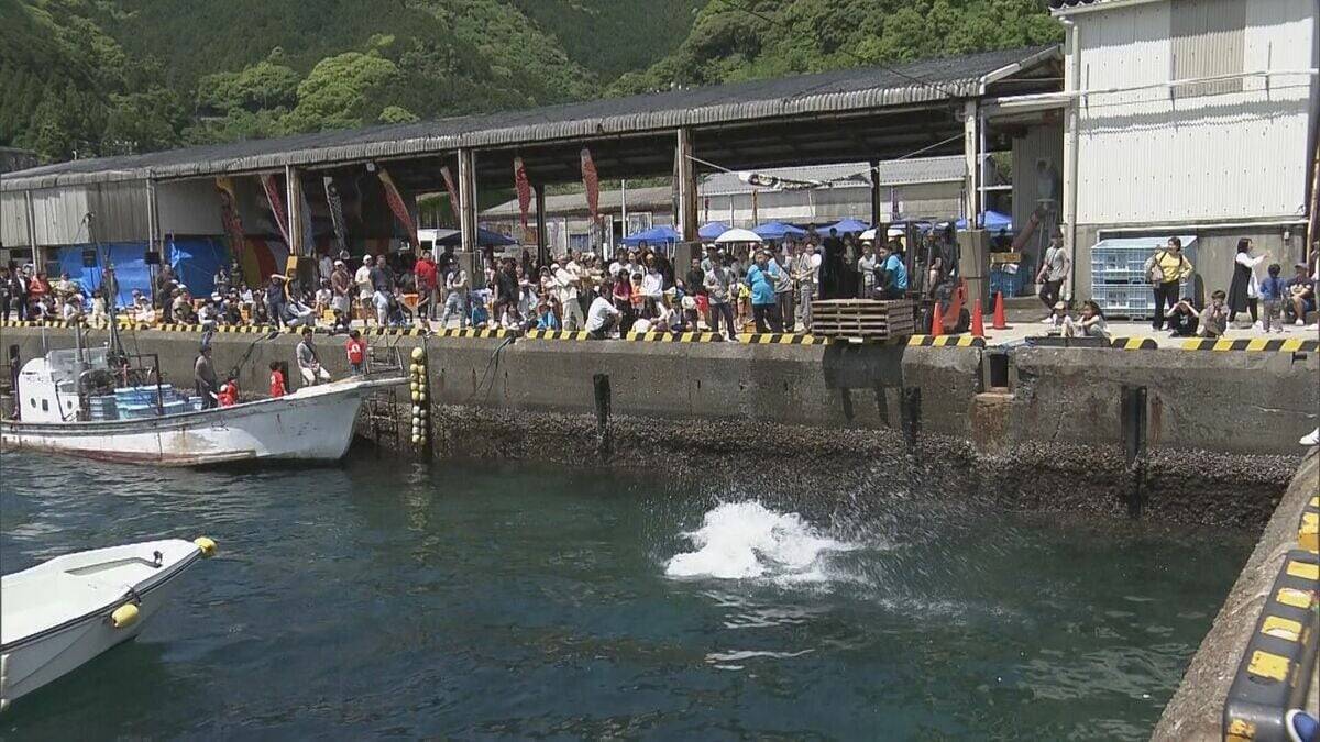 ロープにぶら下がり…渡った距離を競う！｢海上綱渡り大会｣ “スパイダーマン”姿の男性が娘の声援受け3連覇 記録は去年と同じ33ｍ 二木島漁港 三重・熊野市
