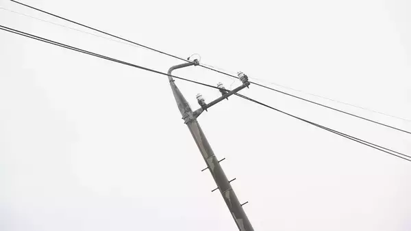 「電柱は根元から“折れる” バスが電柱に衝突… 一時約1790戸停電 当時車内には運転手と乗客2人 愛知･春日井市」の画像