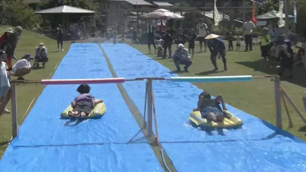 浮き輪で爽快に"腹すべり世界選手権”岐阜・下呂市