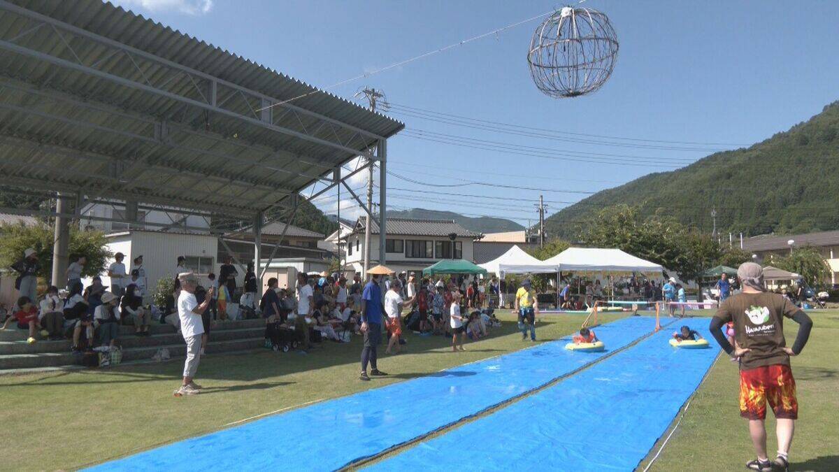 浮き輪で爽快に"腹すべり世界選手権”岐阜・下呂市