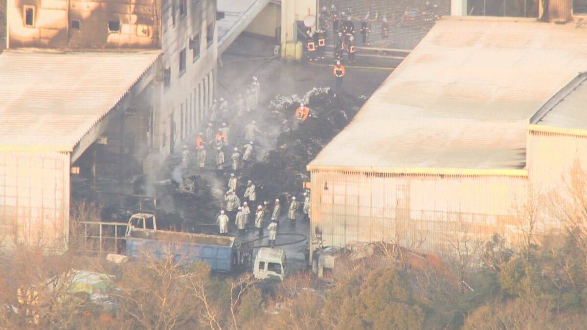 産業廃棄物を扱う工場で火事 山林にも延焼 約7時間後にほぼ消し止められる 今のところけが人なし ｢山で炎があがっている｣などと消防に通報 愛知･岡崎市