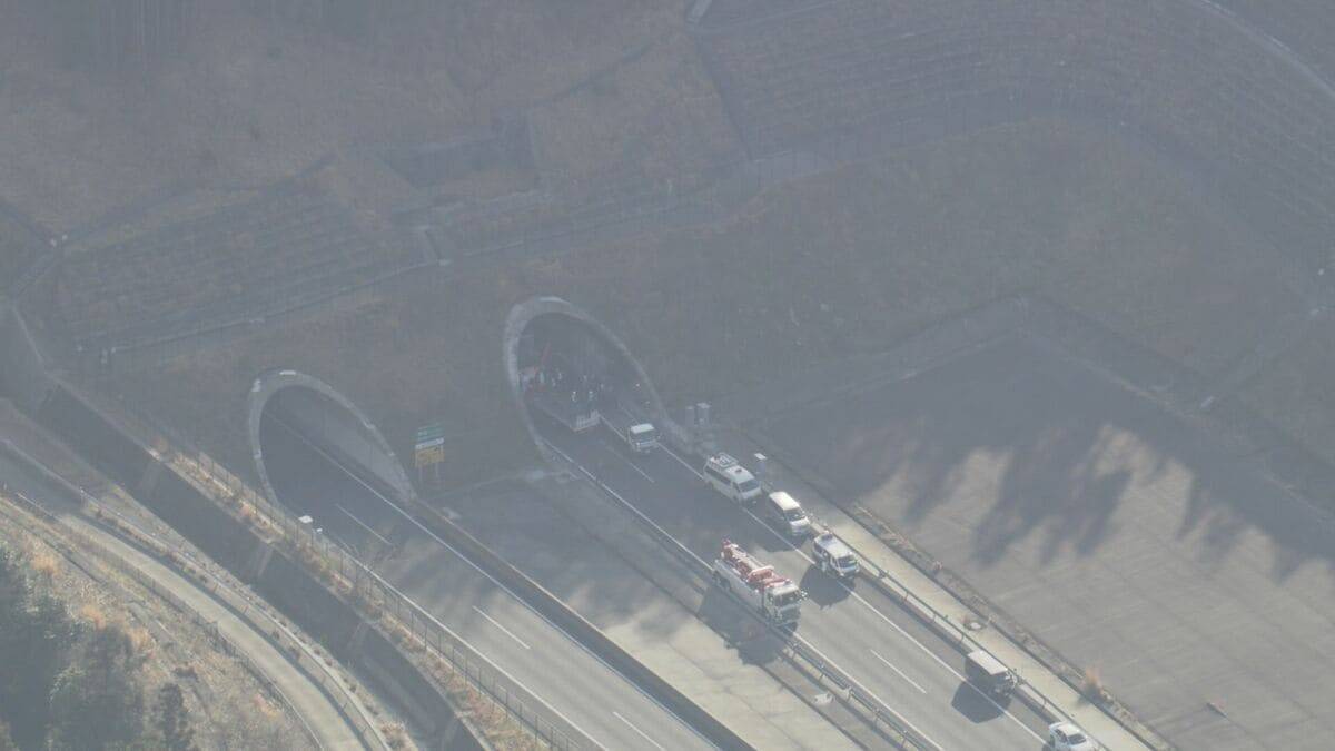 新名神の6人死亡事故 “車線増やす工事”で車線規制と速度規制 トンネル内は渋滞… NEXCO中日本“安全対策は適切だった”