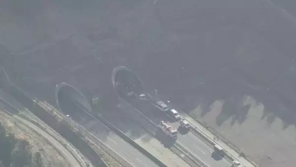 「新名神の6人死亡事故 “車線増やす工事”で車線規制と速度規制 トンネル内は渋滞… NEXCO中日本“安全対策は適切だった”」の画像