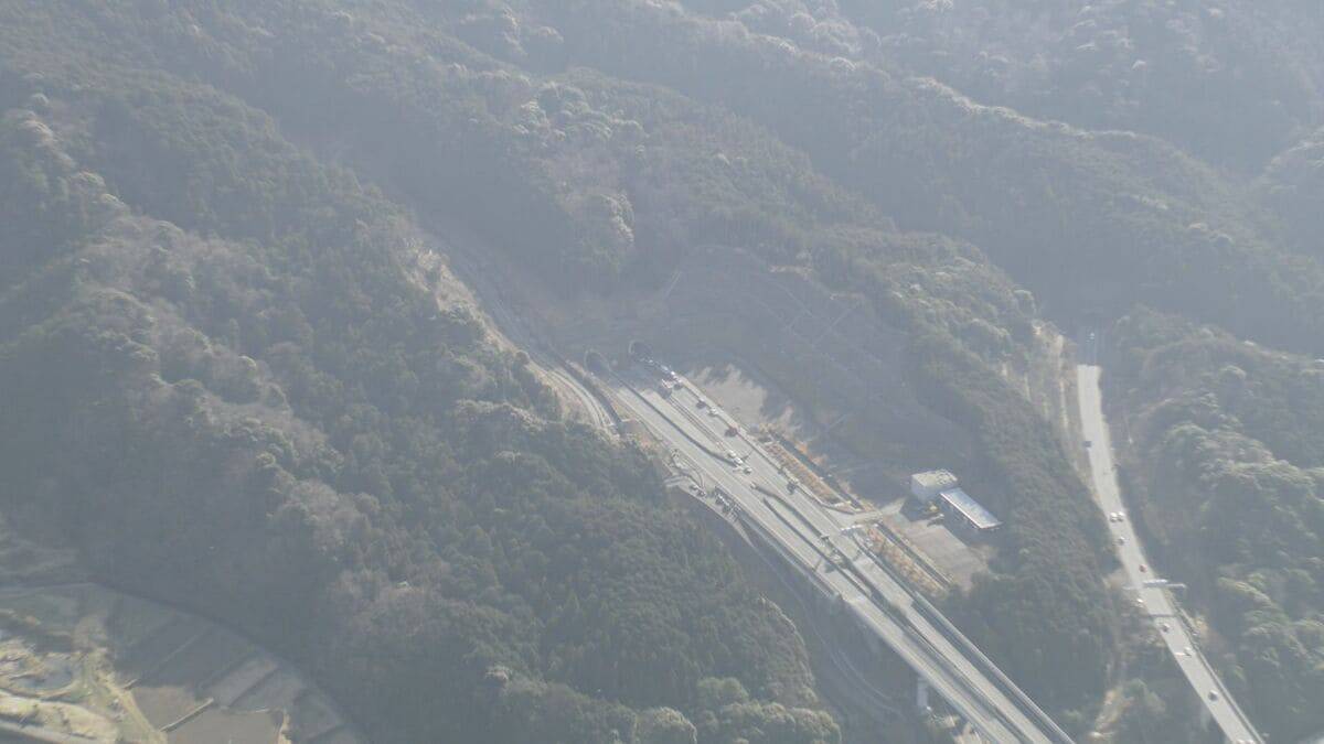 新名神の6人死亡事故 “車線増やす工事”で車線規制と速度規制 トンネル内は渋滞… NEXCO中日本“安全対策は適切だった”