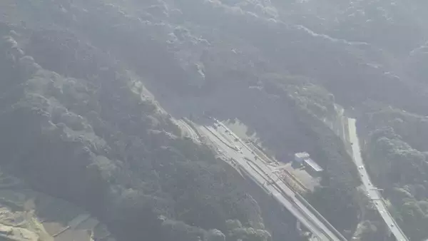 「新名神の6人死亡事故 “車線増やす工事”で車線規制と速度規制 トンネル内は渋滞… NEXCO中日本“安全対策は適切だった”」の画像