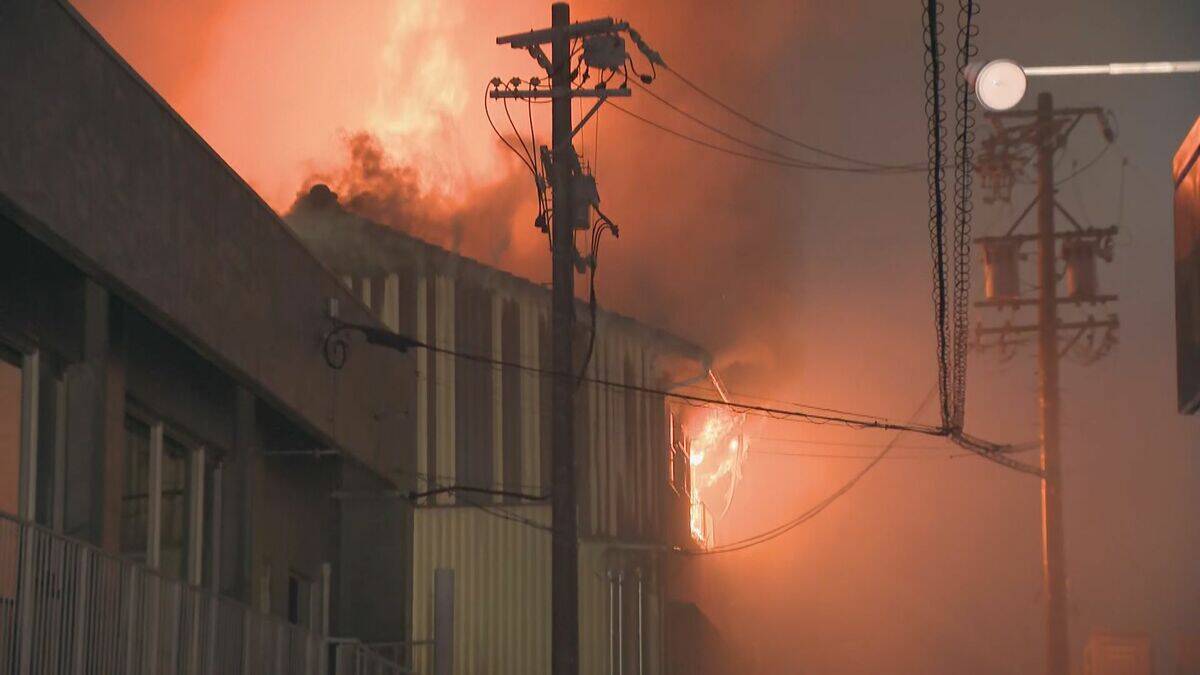 伊勢神宮外宮近くの商店街で火事…約４時間半後にほぼ消し止められるも消火活動続く　けが人や逃げ遅れは確認されず