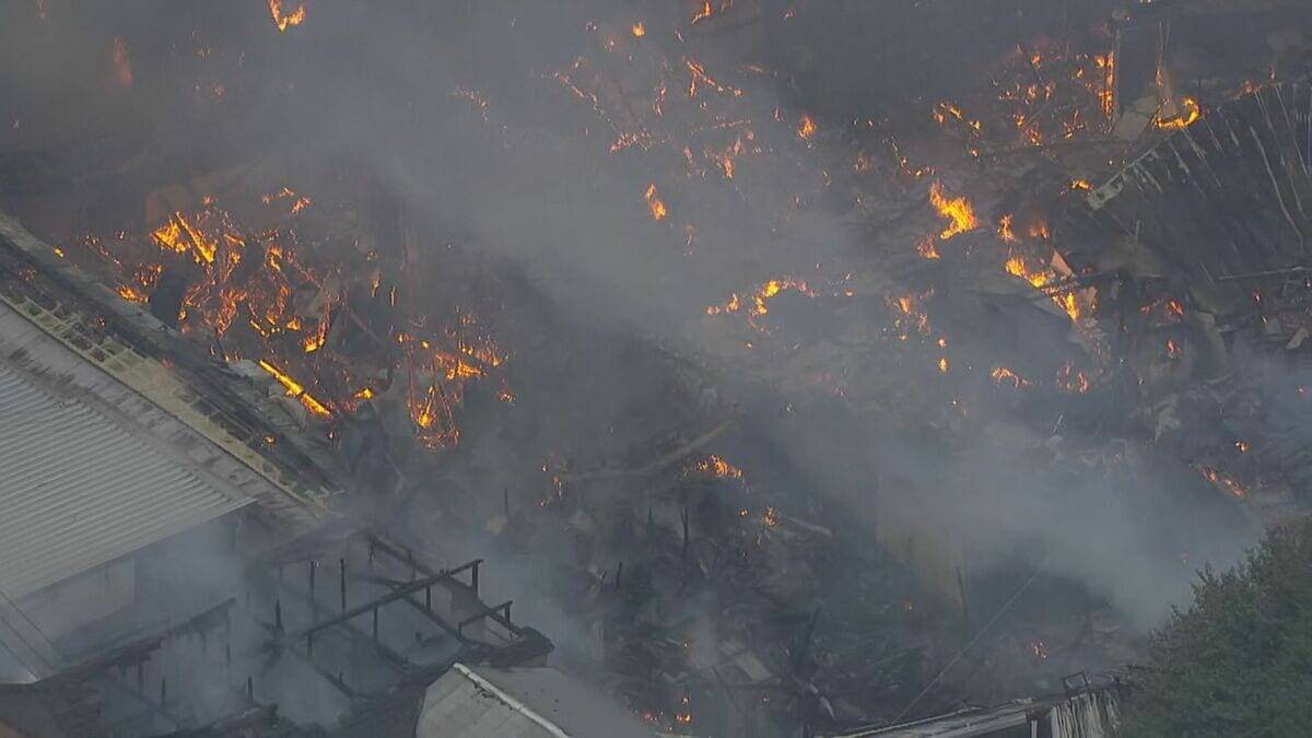 伊勢神宮外宮近くの商店街で火事…約４時間半後にほぼ消し止められるも消火活動続く　けが人や逃げ遅れは確認されず