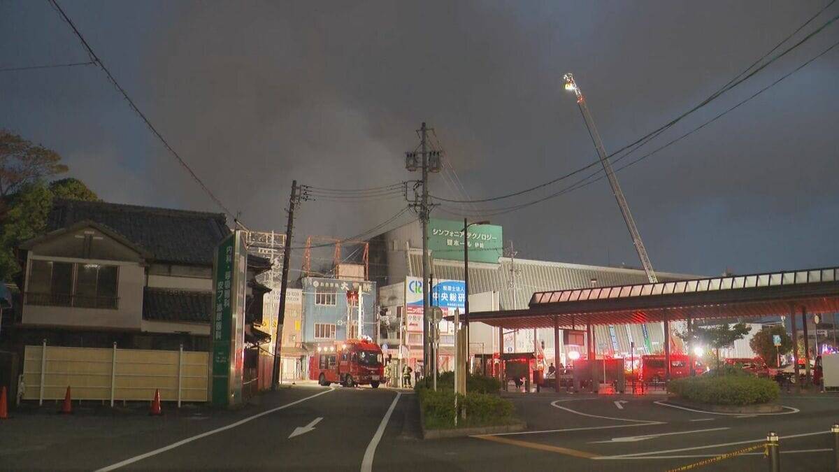 伊勢神宮外宮近くの商店街で火事…約４時間半後にほぼ消し止められるも消火活動続く　けが人や逃げ遅れは確認されず