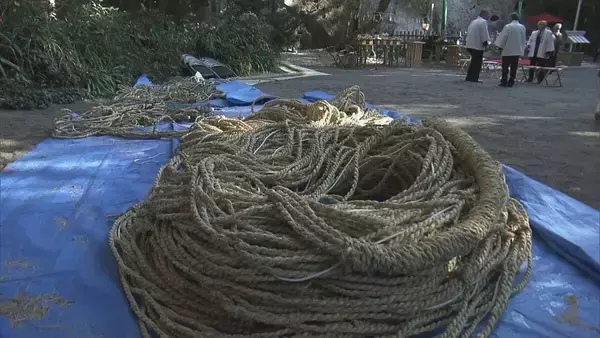 世界遺産 花の窟神社で｢お綱掛け神事｣ 約300人が願いを込めながら170メートルの綱を海岸まで引き延ばす 三重･熊野市
