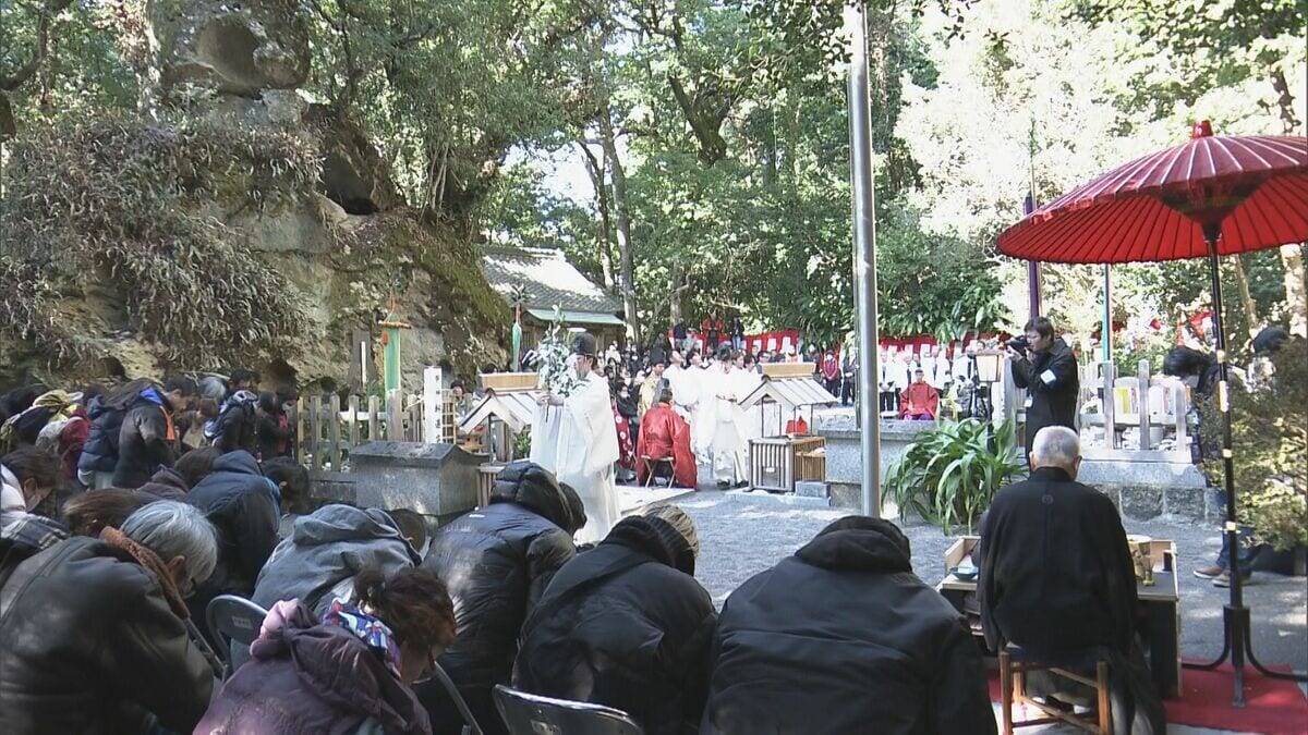 世界遺産 花の窟神社で｢お綱掛け神事｣ 約300人が願いを込めながら170メートルの綱を海岸まで引き延ばす 三重･熊野市