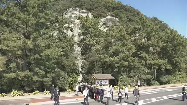 「世界遺産 花の窟神社で｢お綱掛け神事｣ 約300人が願いを込めながら170メートルの綱を海岸まで引き延ばす 三重･熊野市」の画像