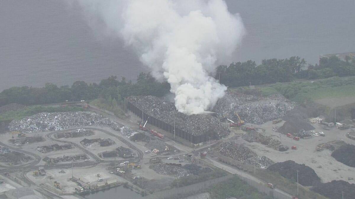 ｢野積みの金属スクラップが燃えている｣ 大同特殊鋼 工場敷地内で火事 12時間以上経過も鎮火せず… 愛知･東海市