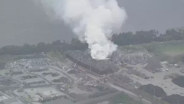 「｢野積みの金属スクラップが燃えている｣ 大同特殊鋼 工場敷地内で火事 12時間以上経過も鎮火せず… 愛知･東海市」の画像