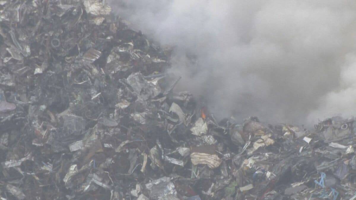 ｢野積みの金属スクラップが燃えている｣ 大同特殊鋼 工場敷地内で火事 12時間以上経過も鎮火せず… 愛知･東海市