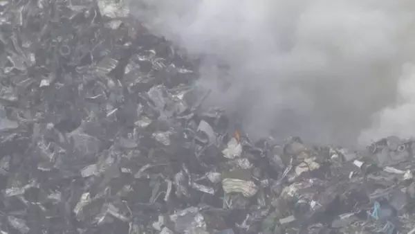 「｢野積みの金属スクラップが燃えている｣ 大同特殊鋼 工場敷地内で火事 12時間以上経過も鎮火せず… 愛知･東海市」の画像