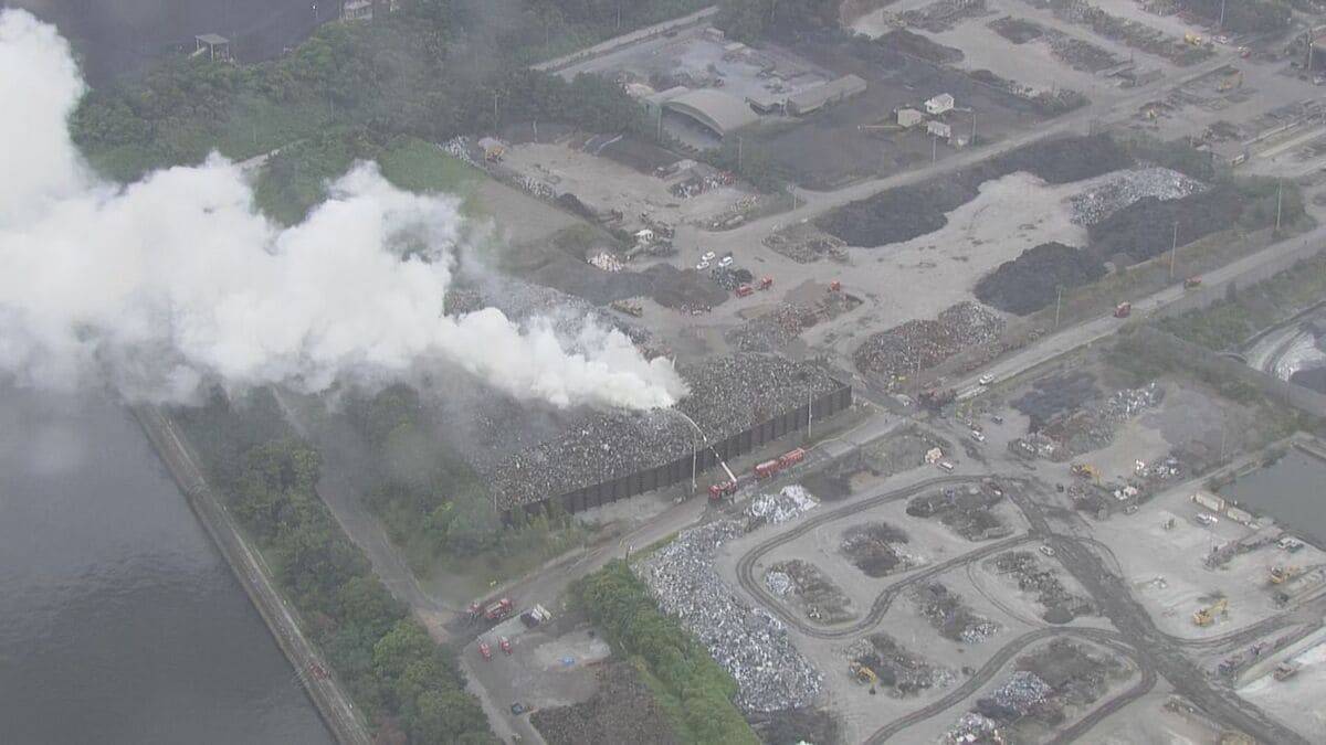 ｢野積みの金属スクラップが燃えている｣ 大同特殊鋼 工場敷地内で火事 12時間以上経過も鎮火せず… 愛知･東海市