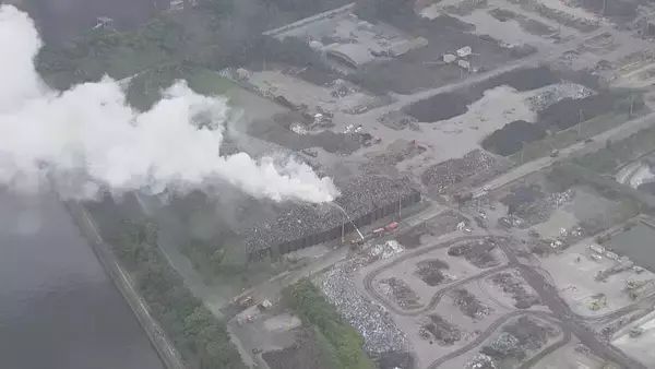 「｢野積みの金属スクラップが燃えている｣ 大同特殊鋼 工場敷地内で火事 12時間以上経過も鎮火せず… 愛知･東海市」の画像