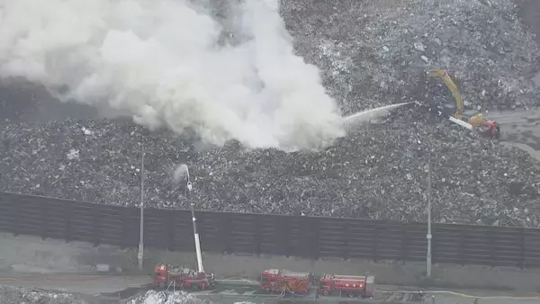「｢野積みの金属スクラップが燃えている｣ 大同特殊鋼 工場敷地内で火事 12時間以上経過も鎮火せず… 愛知･東海市」の画像