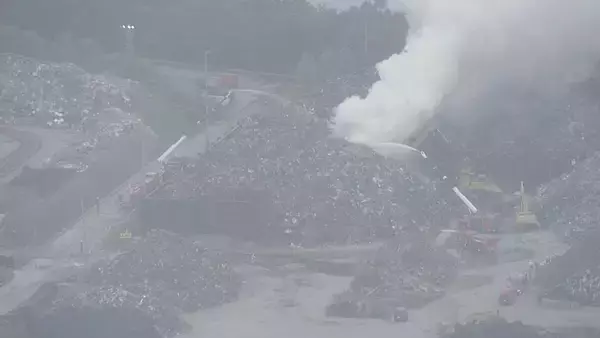 「｢野積みの金属スクラップが燃えている｣ 大同特殊鋼 工場敷地内で火事 12時間以上経過も鎮火せず… 愛知･東海市」の画像