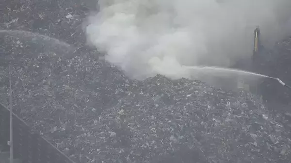 「｢野積みの金属スクラップが燃えている｣ 大同特殊鋼 工場敷地内で火事 12時間以上経過も鎮火せず… 愛知･東海市」の画像