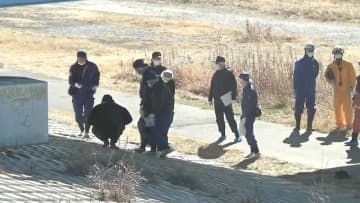 「橋の下に焼死体がある」通行人が通報　江戸川にかかる行徳橋の下に男性の遺体