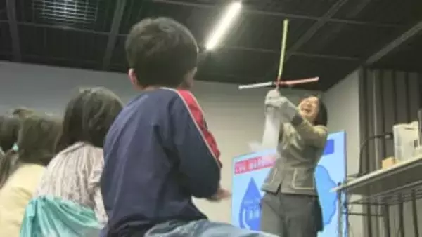 風船内の空気を液体窒素で冷やすと…千葉市科学館　サイエンスショーでにぎわう