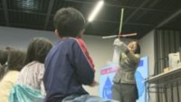 風船内の空気を液体窒素で冷やすと…千葉市科学館　サイエンスショーでにぎわう