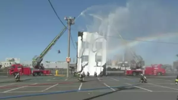 千葉市消防出初式　消防車両による分列行進と消防演技　イタリア製ヘリ初披露も