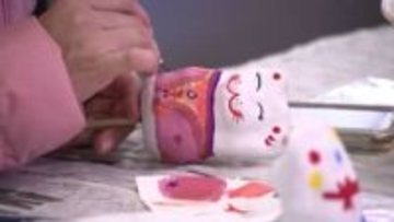 出国前に日本らしいお土産を　成田空港で「佐原張り子」絵付け体験