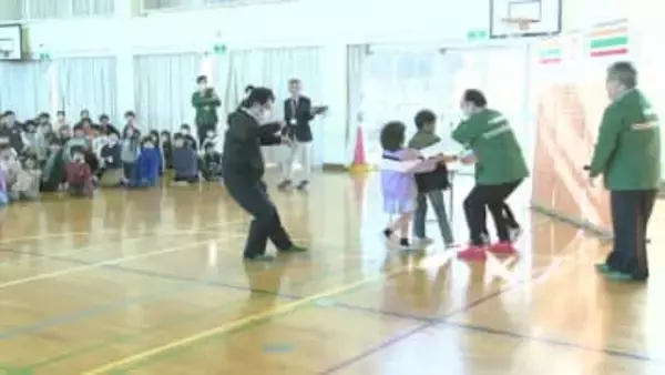 不審者に遭遇したらコンビニに駆け込んで！　富津市の小学校で助け求める訓練