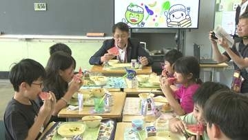 「甘くておいしい」「皮まで食べた！」 富里市　地元名産スイカが給食に登場！