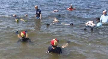 ランドセルも立派な浮き具に！　赤十字が教える水難事故防止のコツ　千葉市