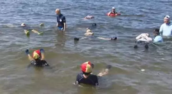 ランドセルも立派な浮き具に！　赤十字が教える水難事故防止のコツ　千葉市