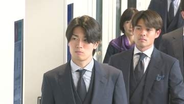 サッカーＷ杯日本代表が帰国　我孫子市出身の中村敬斗選手ら１２人が成田空港に
