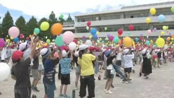 児童の夢を乗せて大空へ　船橋市立法典東小学校　創立６０周年記念セレモニー