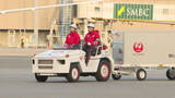 「全国初！日本の運転免許無くても成田空港の制限区域内で運転できる外国人２人誕生」の画像1