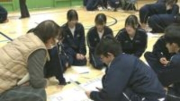 災害時の対応を模擬体験　中学生と地元住民が避難所の運営方法をゲーム形式で学ぶ