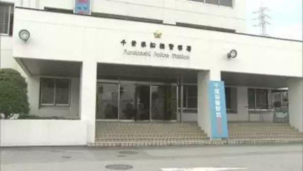 “ゲーム感覚で”駅トイレで男性の下半身盗撮か　千葉・船橋の小学校教諭逮捕