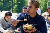 「ユージさんが千葉・富里で鉄塔塗装を体験　作業後は”夏のカラダメンテ飯”を実食」の画像1