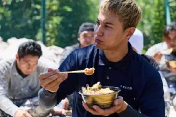 ユージさんが千葉・富里で鉄塔塗装を体験　作業後は”夏のカラダメンテ飯”を実食