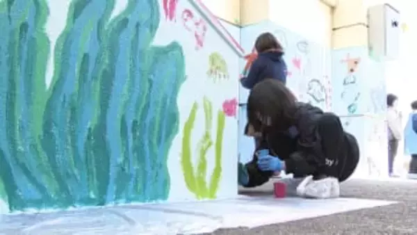 ３月に閉校の館山市立船形小学校　体育館の壁面が「児童の思い出」で鮮やかな海に