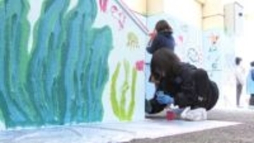 ３月に閉校の館山市立船形小学校　体育館の壁面が「児童の思い出」で鮮やかな海に