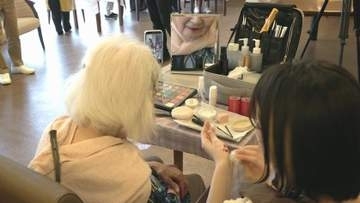 “美容の力”で高齢者を元気に　千葉市内の高齢者施設で「介護美容」イベント
