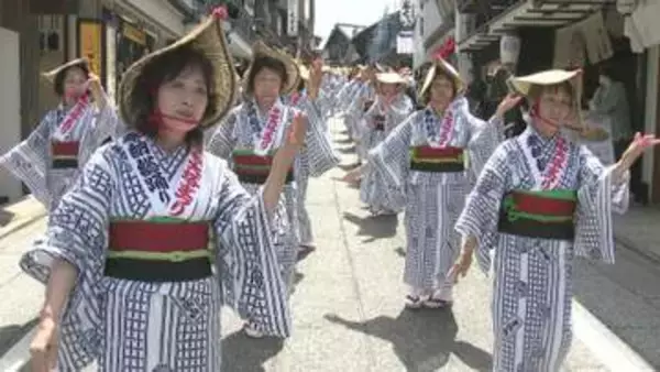涼しげな浴衣姿で表参道を踊り歩く　成田市で「成田山平和大塔まつり奉納総踊り」