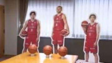 「実物感じて」千葉ジェッツとパートナー企業　児童ホームに選手等身大パネル寄贈