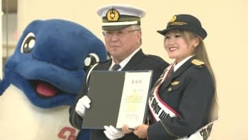 女子プロゴルファー・桑木志帆選手が一日警察署長　交通安全や防犯など呼びかけ