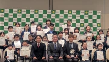 小学生たちの力作が勢ぞろい！作文と版画の審査結果は…　千葉県コンクール表彰式