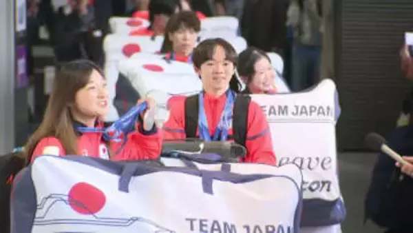 ミラノ・コルティナ五輪でメダル最多２４個の日本選手団　笑顔で成田空港に到着
